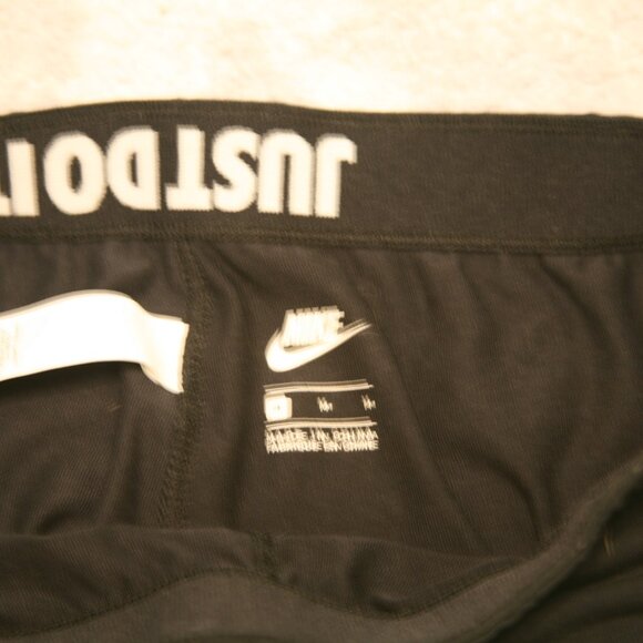 Nike Women's Leggings, Size Medium, Black - Picture 3 of 3